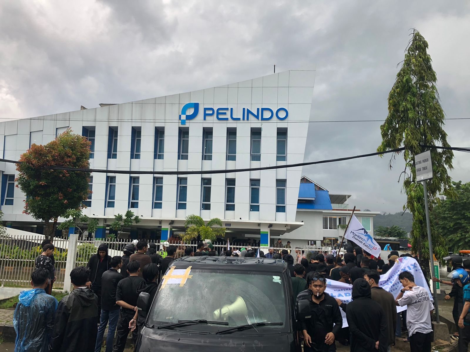 Ratusan Massa Geruduk Pelindo IV Samarinda Untuk Meminta Transparansi Anggaran.