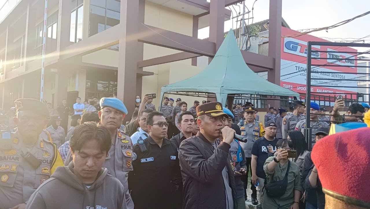 Ratusan Kader Hmi Bersama Cipayung Plus Samarinda, Gelar Aksi Unjuk Rasa di Kantor Polresta Samarinda