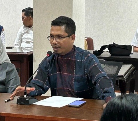 Ismail Latisi Kecam Praktik Jual Beli Buku di Sekolah